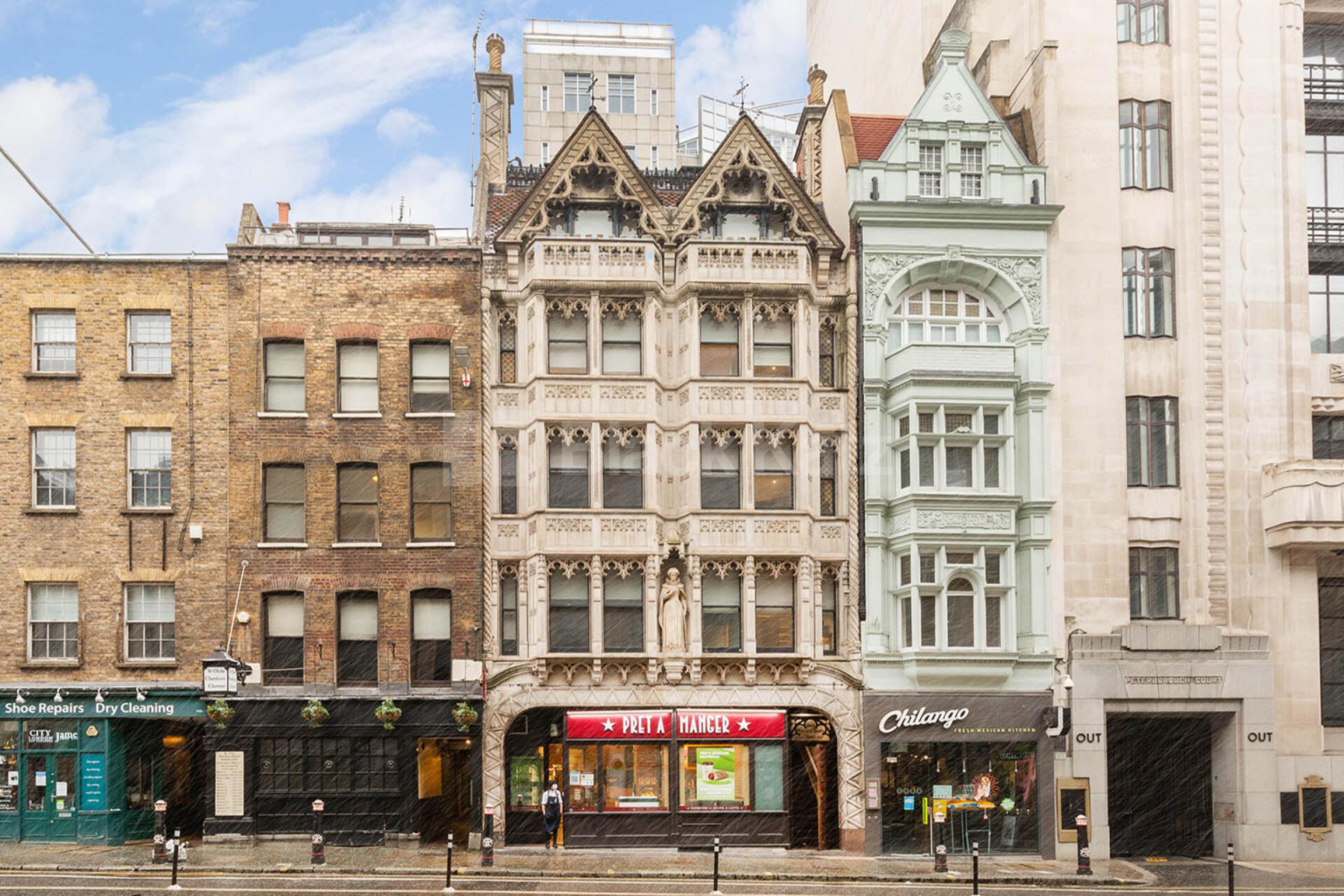 City Location 2 bedroom within an art deco building in Zone 1 Fleet Street, St Pauls / Blackfriars EC4A